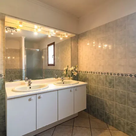 Βίλα Beautiful With Private Pool Near Lake In